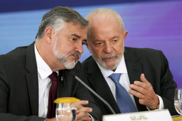 Lula encontra Paulo Pimenta durante expectativa para troca na Secom