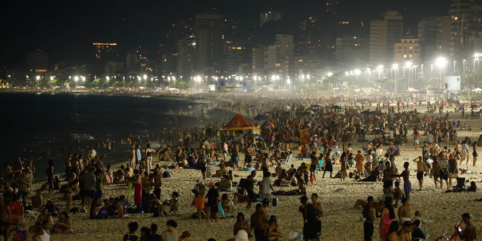 Banho noturno na orla do Rio atrai cariocas e turistas no calorão