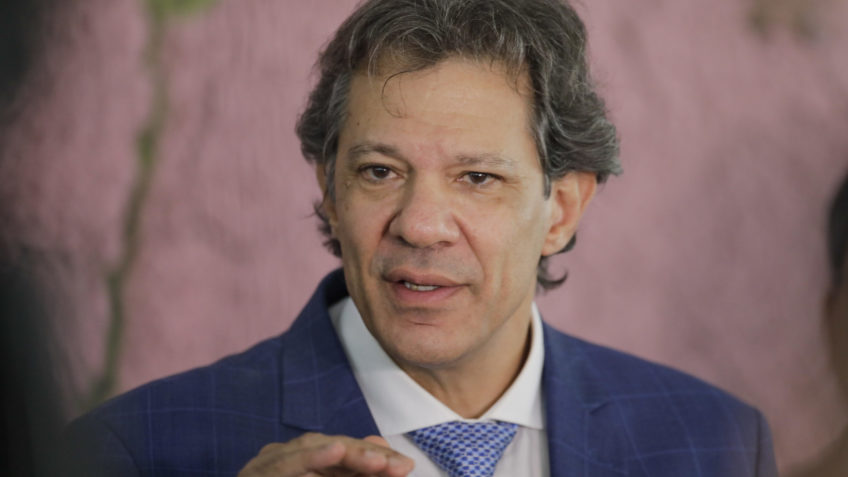 Safra e queda no dólar vão estabilizar preço dos alimentos, diz Haddad