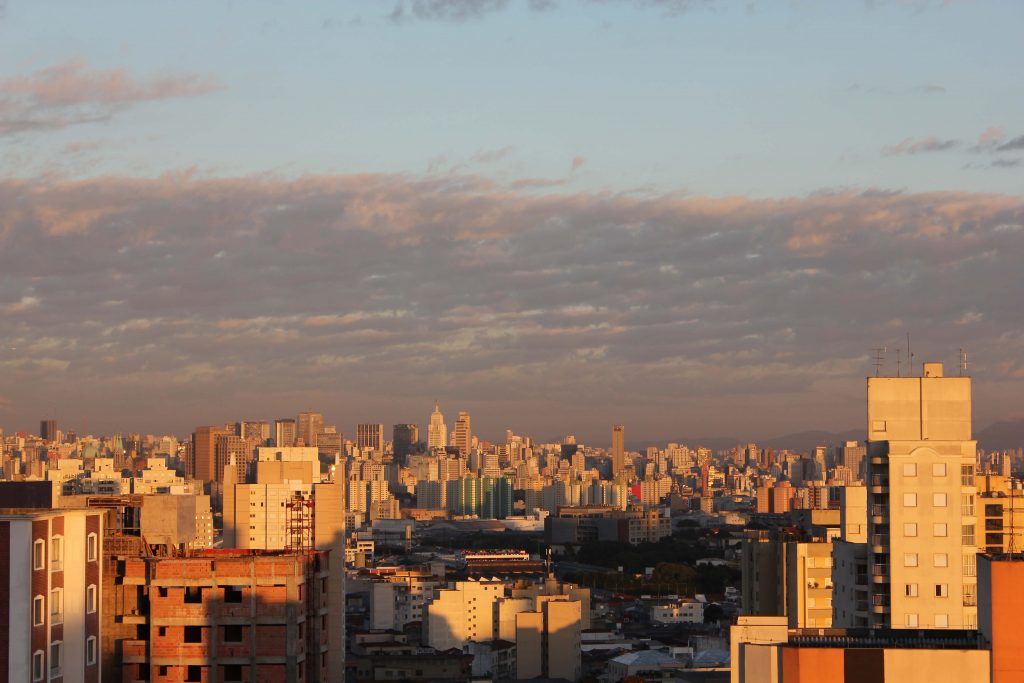 Semana começa com chuva fraca pela tarde no centro-sul do Brasil