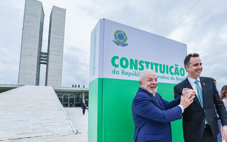 Dois anos após atos golpistas, Brasília terá abraço pela democracia e relógio restaurado