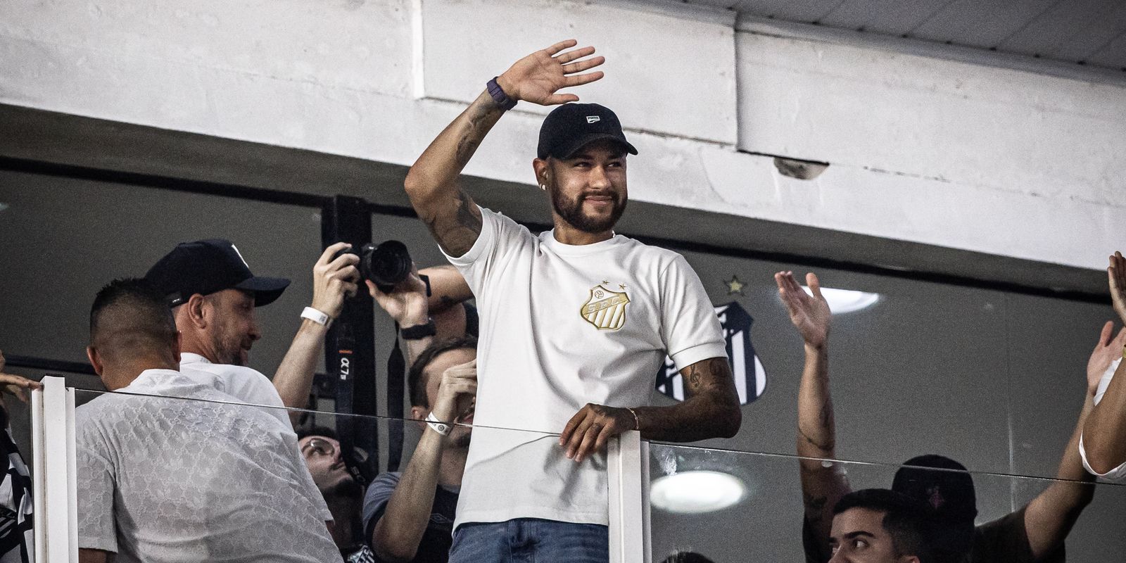 Atacante Neymar anuncia retorno ao Santos