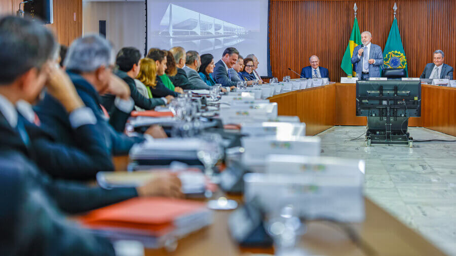 Lula participa de reunião ministerial, em meio a pressão por reforma; assista