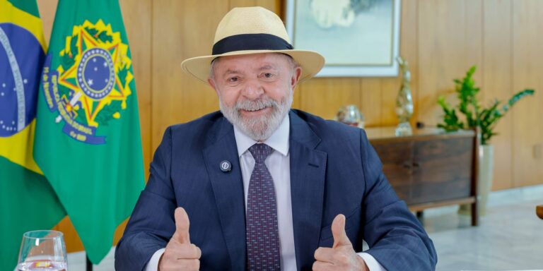 Lula faz exames de imagem da cabeça e está liberado para viagens