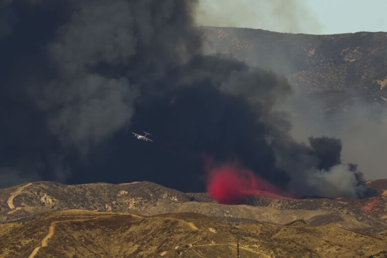 Bombeiros avançam para conter novo incêndio na região de Los Angeles