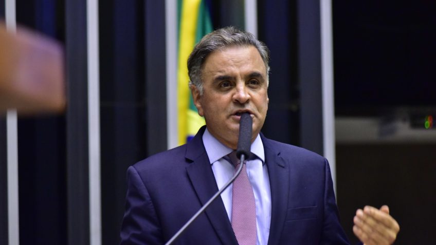 Aécio confirma conversas de fusão, mas nega cooptação do PSDB