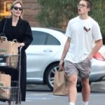 Angelina Jolie faz compras com o filho Knox