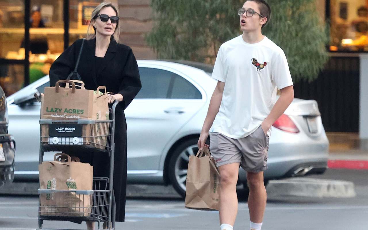 Angelina Jolie faz compras com o filho Knox