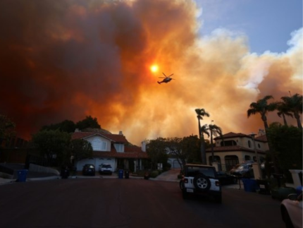 Los Angeles está em chamas; incêndio destrói tudo pela frente e causa mortes