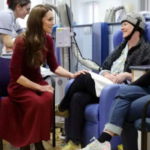 Kate Middleton visita pacientes de hospital após tratamento contra o câncer