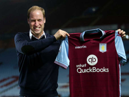 Príncipe William é visto confraternizando com torcedores do Aston Villa em pub de Londres