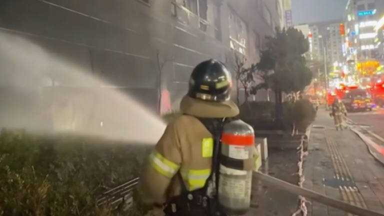 Incêndio em prédio mobiliza resgate de 30 pessoas na Coreia do Sul