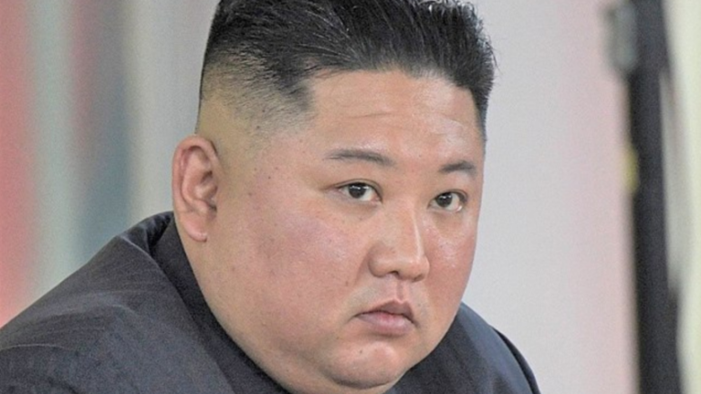 Coreia do Norte reergue navio de guerra após vexame militar
