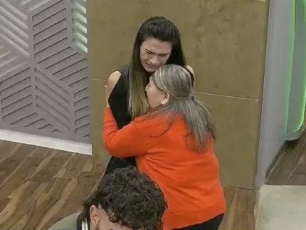 Big Brother Argentino emociona com reencontro de uma mãe com a filha trans