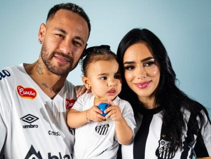 Neymar Jr. faz ensaio oficial para o Santos e inclui família e Falcão. Veja fotos!