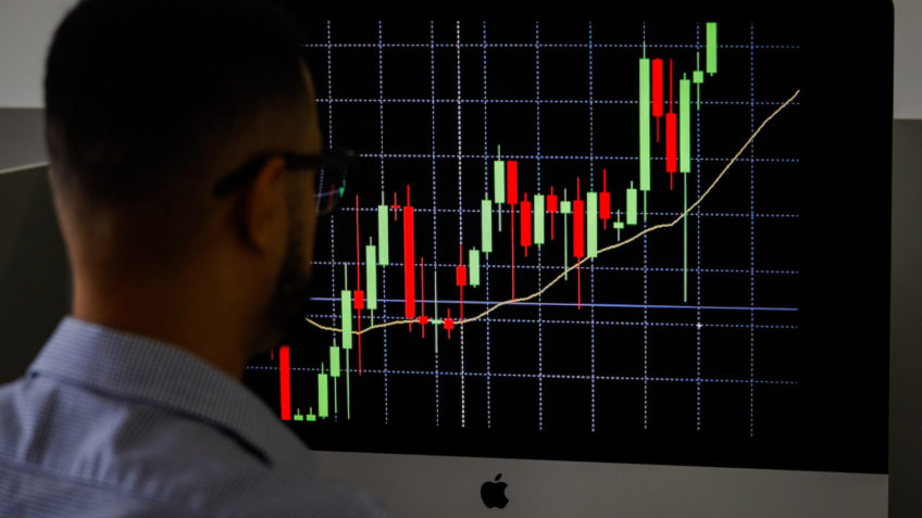 Dólar oscila entre alta e estabilidade; Ibovespa cai