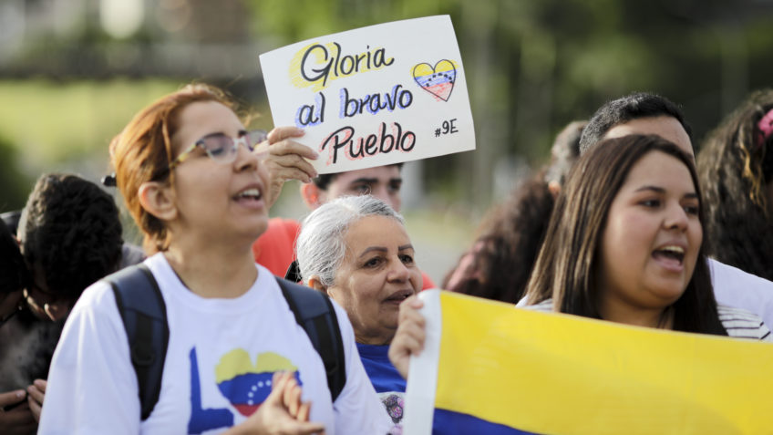 Em Brasília, venezuelanos comemoram liberação de Maria Corina