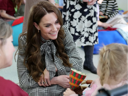 Kate Middleton chama atenção ao repetir vestido de R$ 650 em visita a hospital