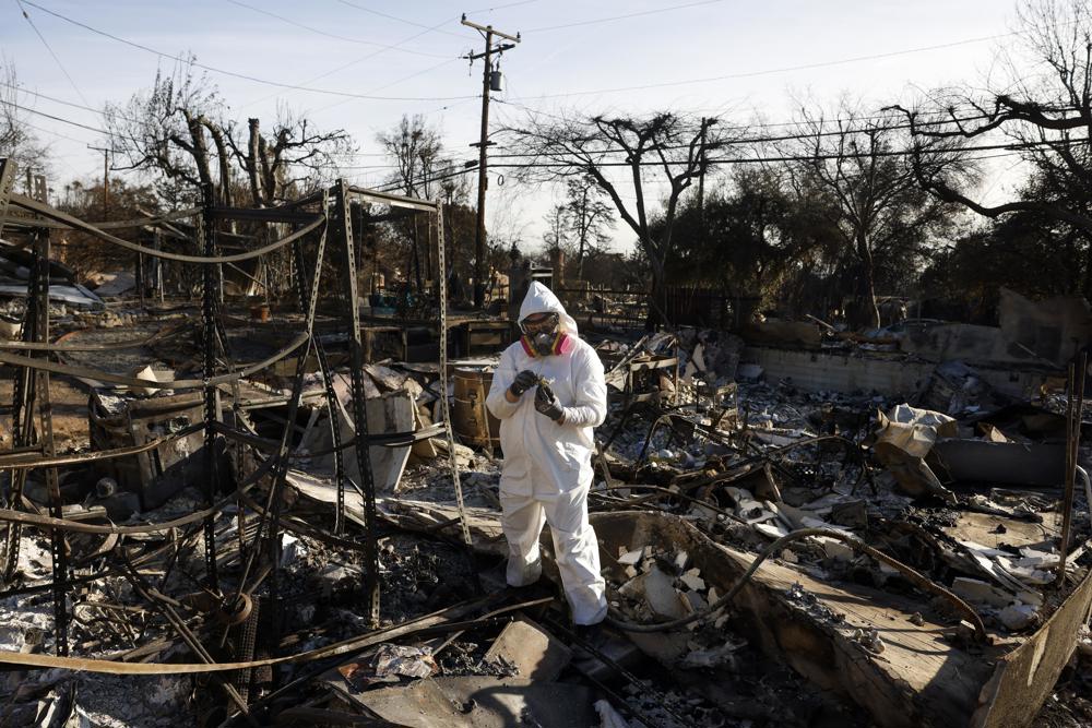 Novo incêndio florestal provoca ordens de evacuação na região de Los Angeles