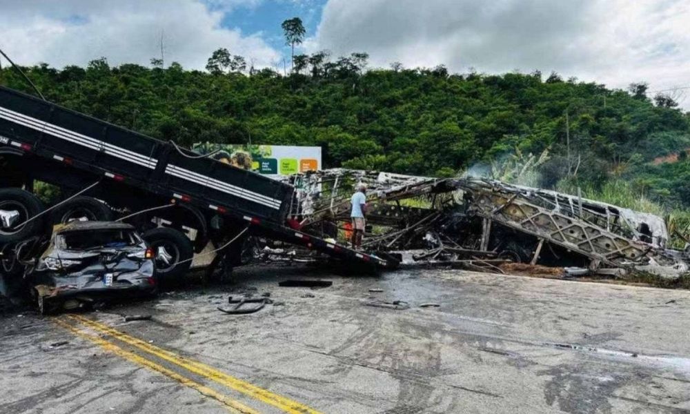 Acidente em MG: seis das 41 vítimas da batida entre ônibus e carreta ainda não foram identificadas