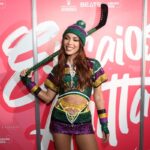 Anitta homenageia time de hóquei nos Ensaios em Salvador