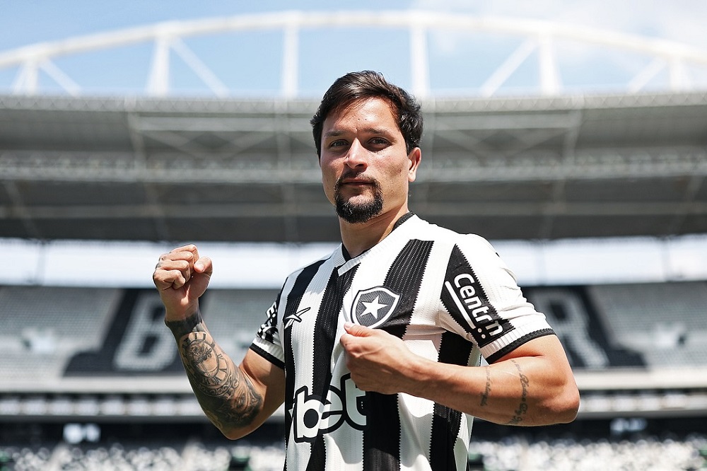 Botafogo anuncia atacante Artur, ex-Palmeiras e ex-Zenit