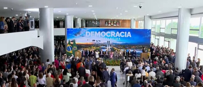 Com desfalques, ato de defesa da democracia relembra ataques de 8 de janeiro