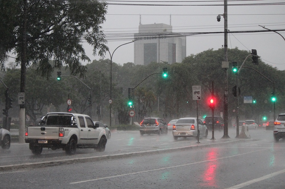 Inmet emite alerta para chuvas intensas até quarta em diversas regiões do Brasil