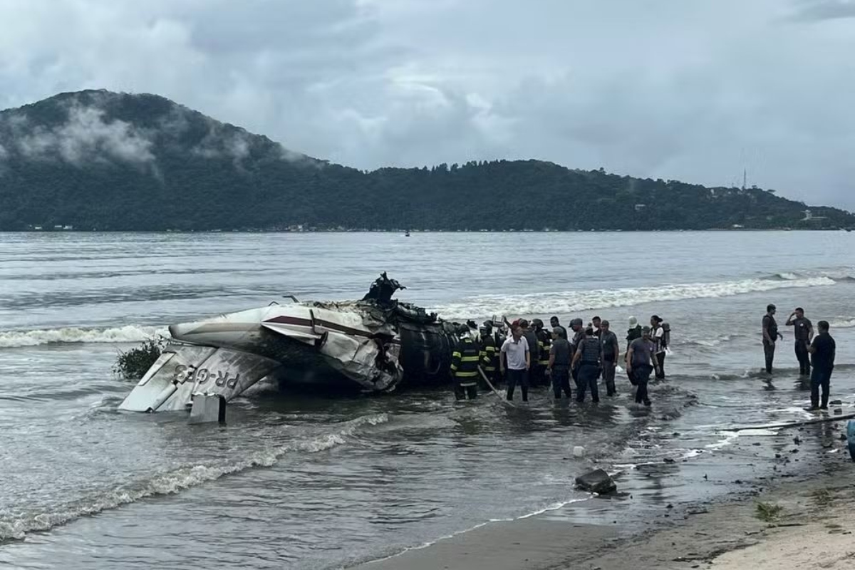 Avião de pequeno porte cai em Ubatuba e fica em chamas na praia. Vídeo!