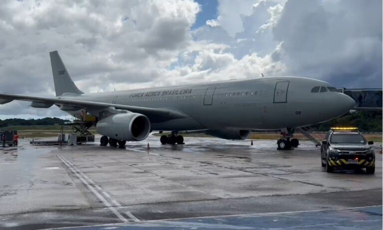 Avião com brasileiros deportados dos EUA chega a Belo Horizonte