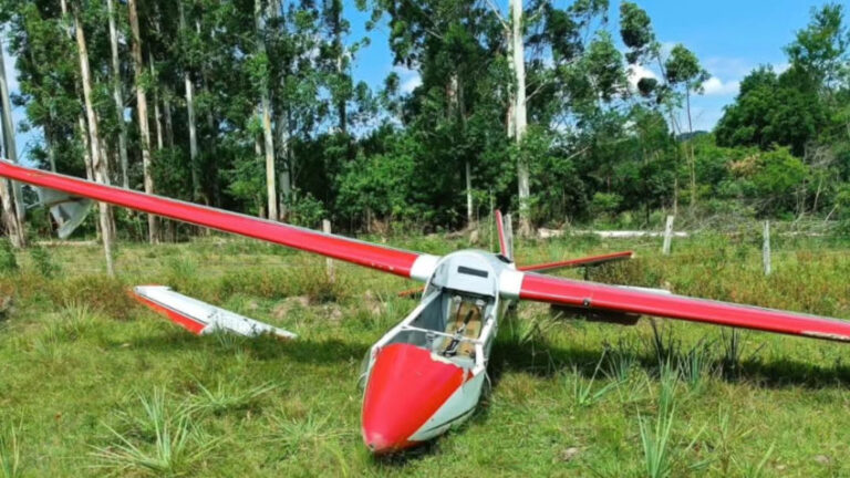 Avião de pequeno porte cai no interior de RS