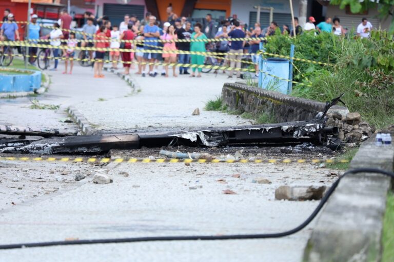 Avião que explodiu em Ubatuba é removido da praia