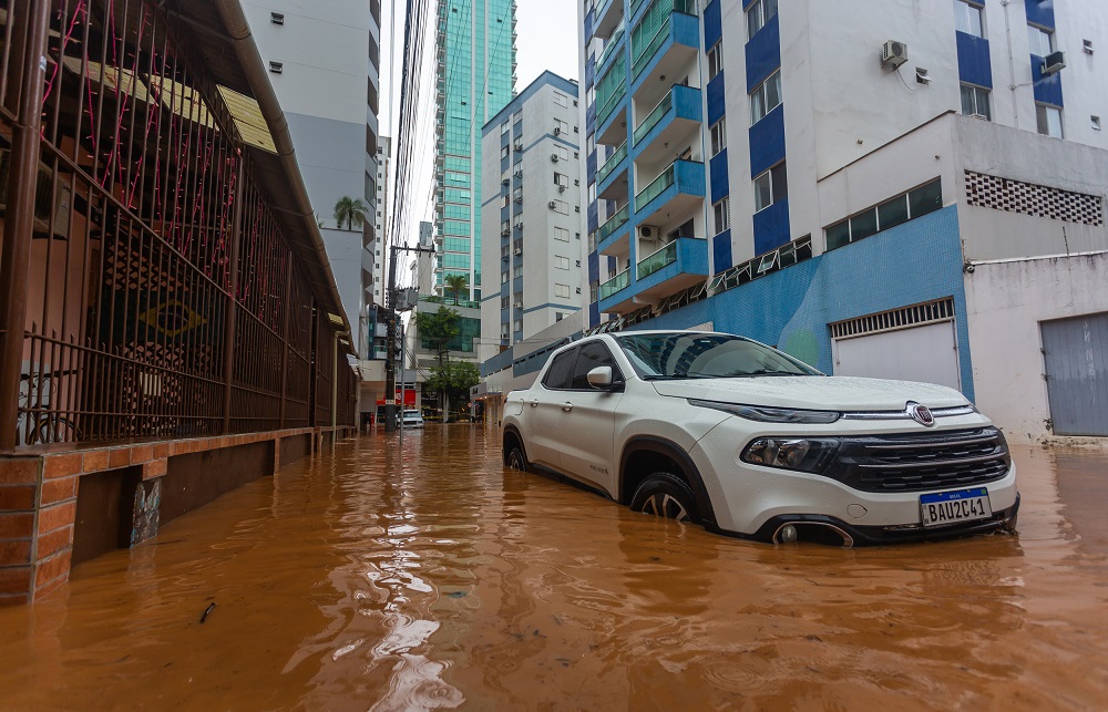 Chuvas em Santa Catarina tiram 1.315 pessoas de casa e municípios declaram situação de emergência