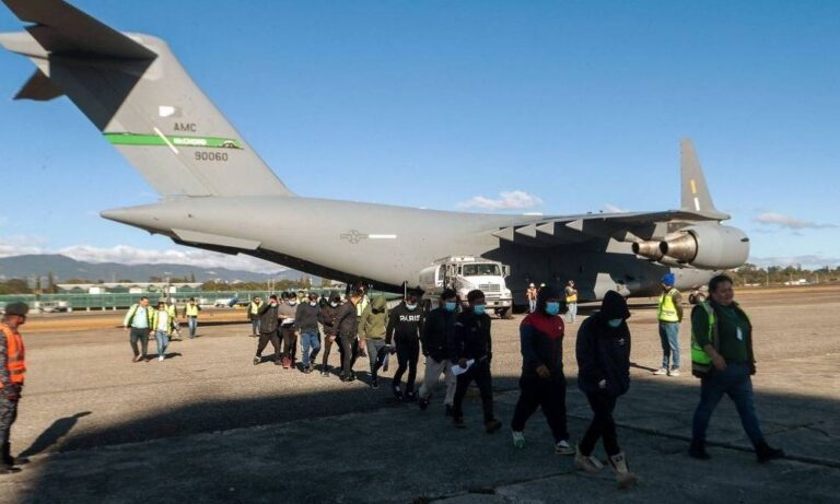 Avião com 88 deportados da era Trump com destino ao Brasil pousa em Manaus