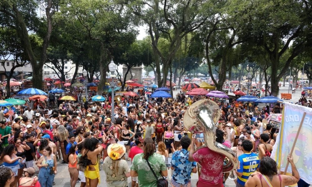 Carnaval não oficial no RJ reúne multidão