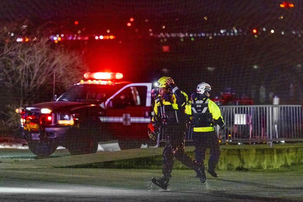 Equipes de resgate buscam vítimas de acidente aéreo nos Estados Unidos
