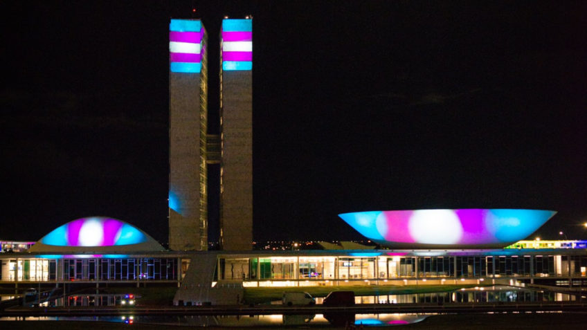 Congresso é iluminado com as cores da bandeira trans