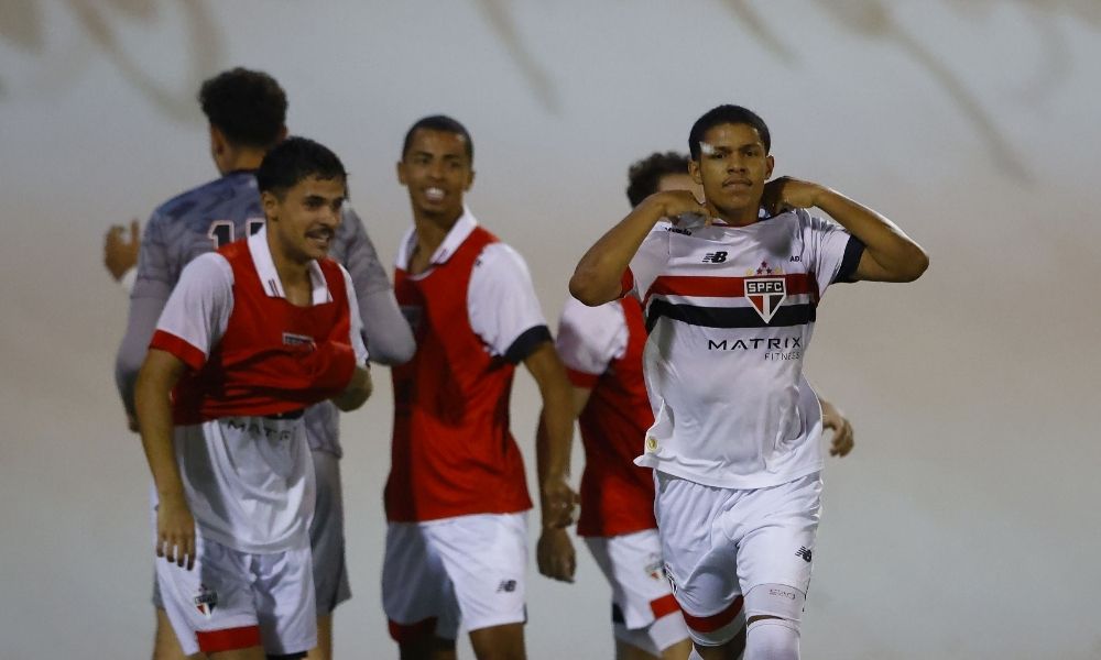 Ryan Francisco faz dois gols de cavadinha, São Paulo vence o Criciúma de virada e vai à final da Copinha