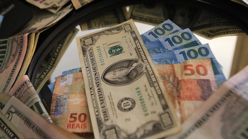 Dólar fecha semana a R$ 6,10 após inflação acima da meta