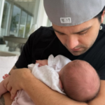 Luan Santana posa com a filha no colo e comemora: “1 mês do nosso presente”