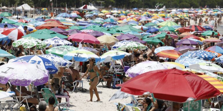 Calor de 39 graus deixa as praias lotadas no Rio de Janeiro