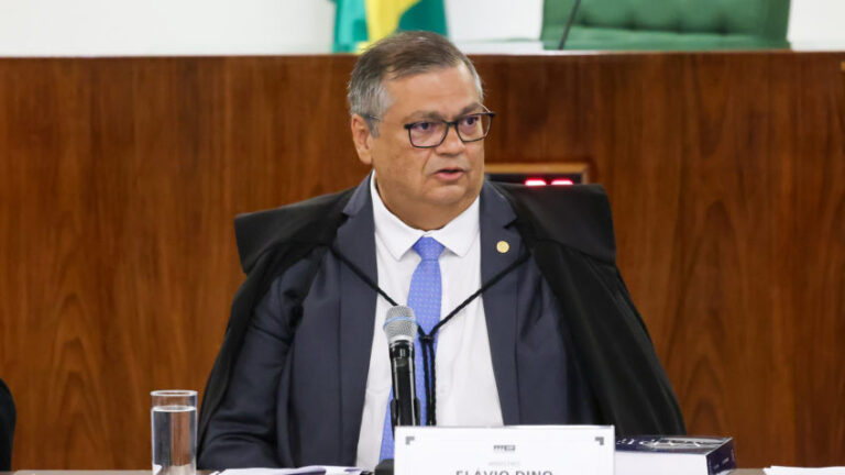 Dino dá 30 dias para União publicar regras de emendas