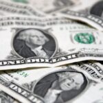 Dólar fecha a R$ 5,74 e cai 0,81% na semana; Bolsa sobe 3,14%