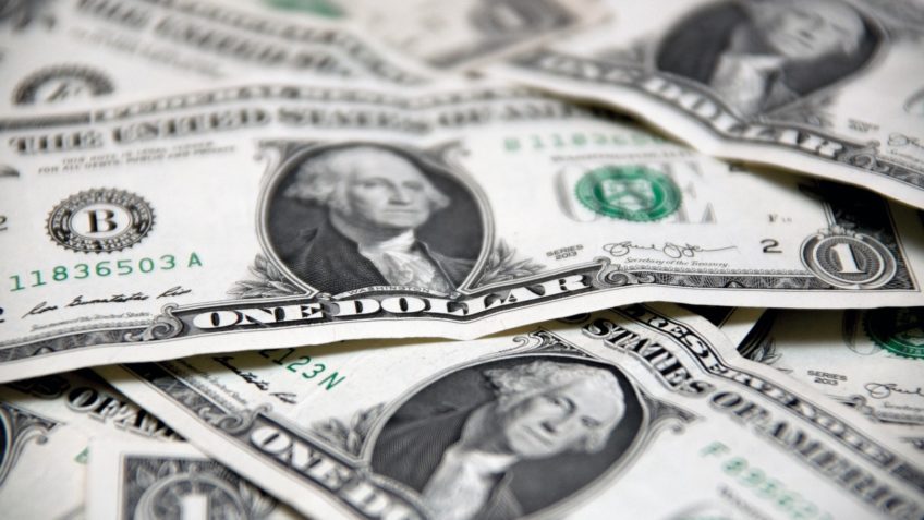 Dólar fecha a R$ 5,74 e cai 0,81% na semana; Bolsa sobe 3,14%