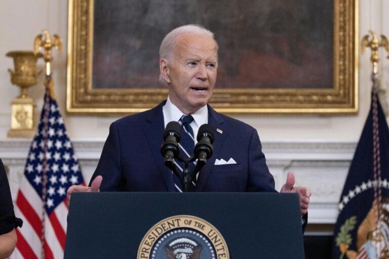 Biden assina decreto que reconhece incêndios em Los Angeles como desastre de grandes proporções