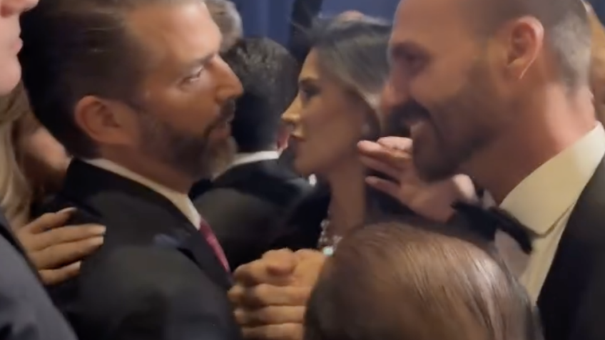 Eduardo Bolsonaro encontra filho de Trump em baile nos EUA