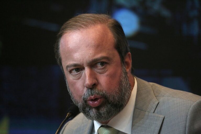 Ministro de Minas e Energia prevê que reforma do setor elétrico deve ser feita por MP e sair em 15 dias