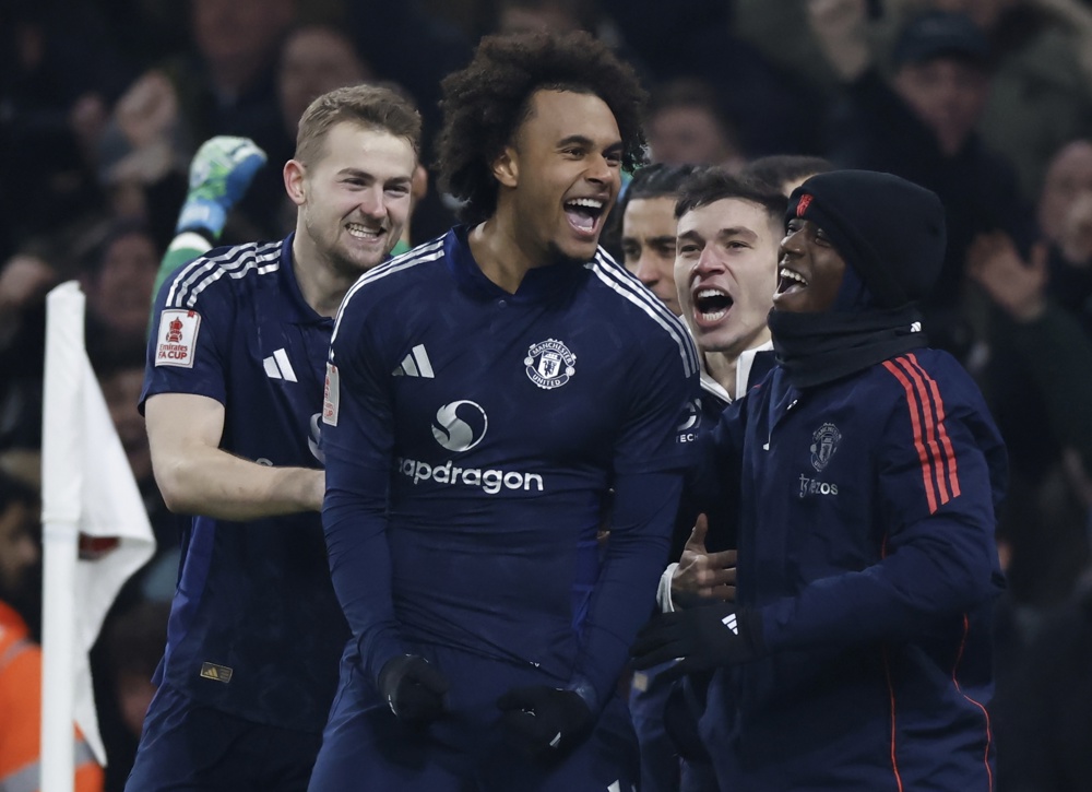 Manchester United segura pressão com um a menos, vence Arsenal nos pênaltis e avança na Copa da Inglaterra