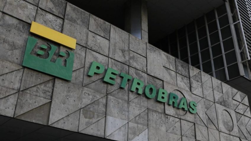 Petrobras compra 4 navios e amplia frota