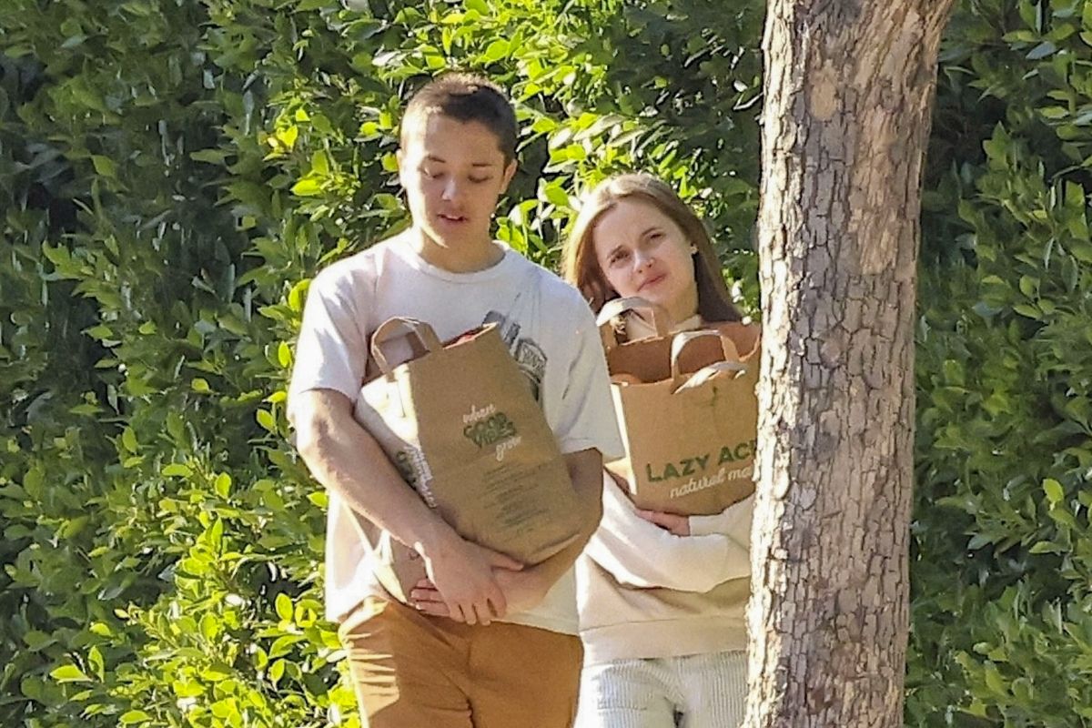 Filhos gêmeos de Angelina Jolie e Brad Pitt são flagrados indo às compras